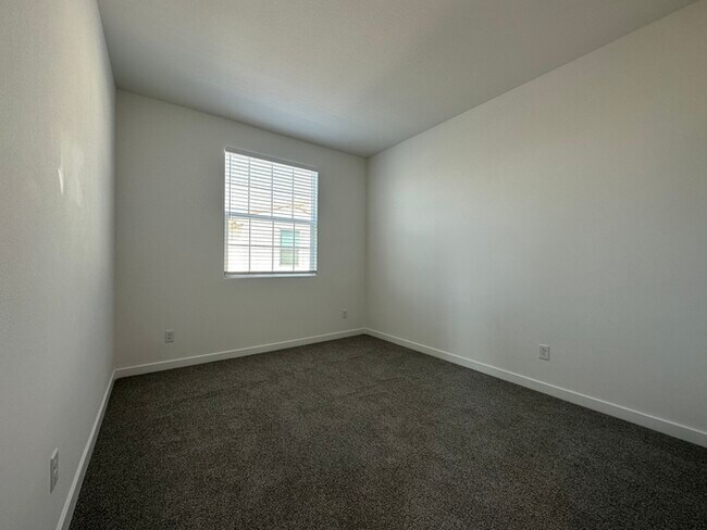 Building Photo - Gorgeous 3 Bedroom 2.5 Bathrooms