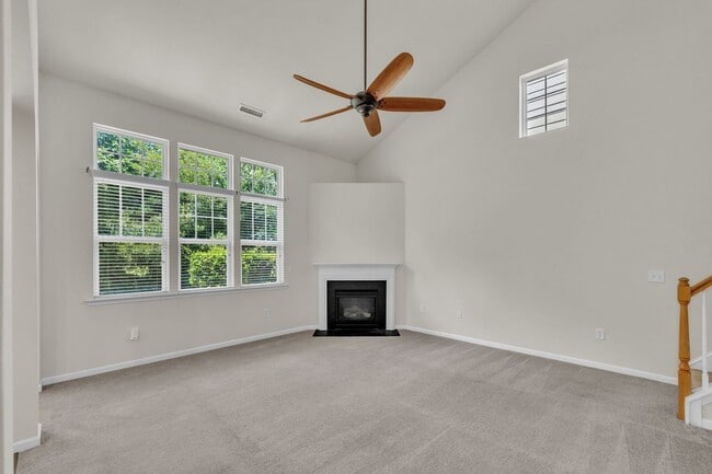 Building Photo - 3 Bedroom Townhome with 2 Car Garage in He...