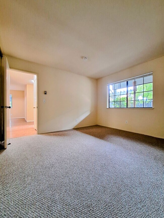 Building Photo - Refurbished Condo on 1st Floor With Laundry, Patio, Garage; Next to Pool!
