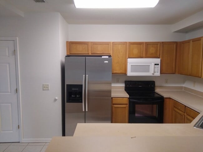 Building Photo - Spacious 2 Bedroom, 2 1/2 Bath Townhome in...