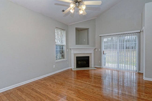 Building Photo - End-Unit 3br/2.5bth Townhome in Villages o...