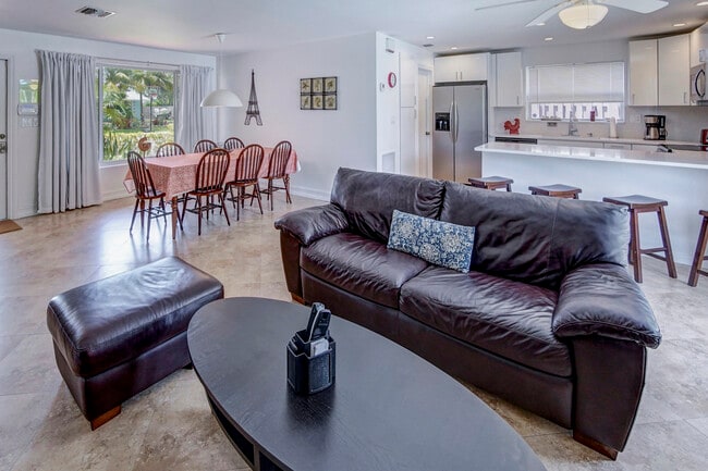 Building Photo - 2731 NE 53rd St