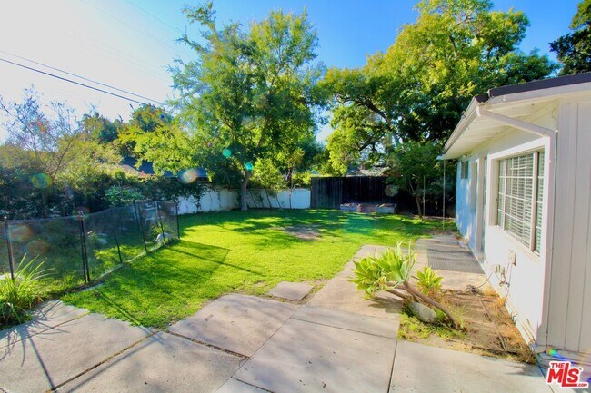Building Photo - 5415 Coldwater Canyon Ave