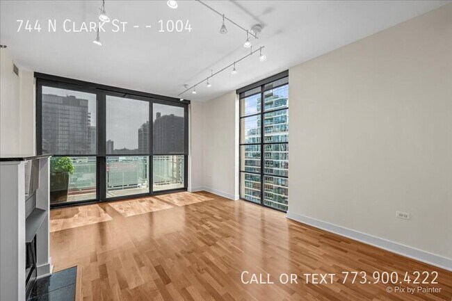Building Photo - 744 N Clark St