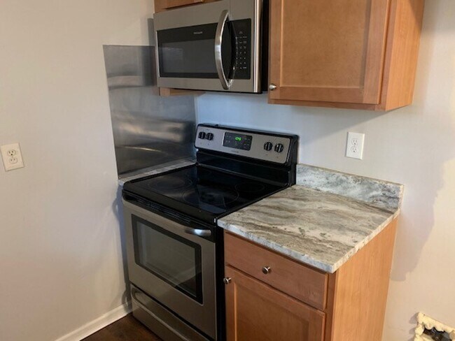 Building Photo - Darling Three Bedroom Home in Mount Holly NC!!