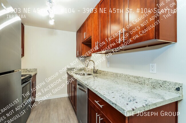 Building Photo - 3903 NE 45th St