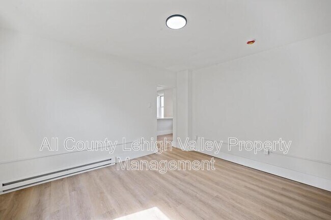 Building Photo - 122 E Goepp St