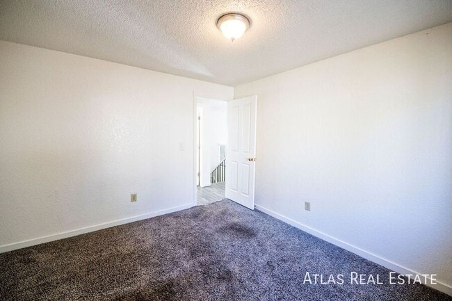 Building Photo - 2001 W Caspian Pl