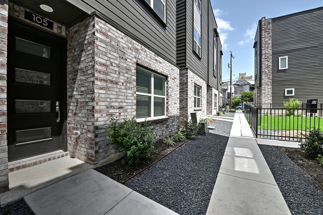 Building Photo - Beautiful 3 beds- 3.5 Condo in San Antonio Tx