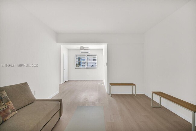 Building Photo - 4730 Pine Tree Dr