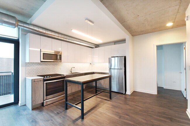 Building Photo - 1715 W Roscoe St