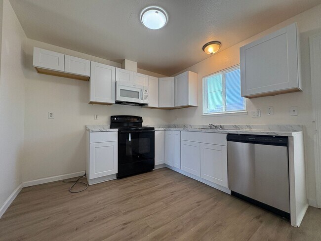 Building Photo - Updated 3 Bed, 2 Bath Single-Story Home