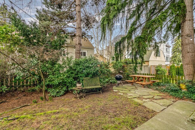 Building Photo - Large 2 Bedroom in Queen Anne * Utilities/ Parking Included*