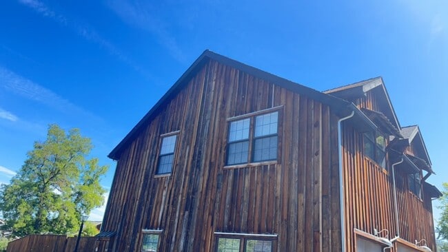 Building Photo - Peaceful 2-bedroom 1-bath Cottage with Dec...