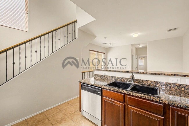 Building Photo - 1384 S Sabino Dr