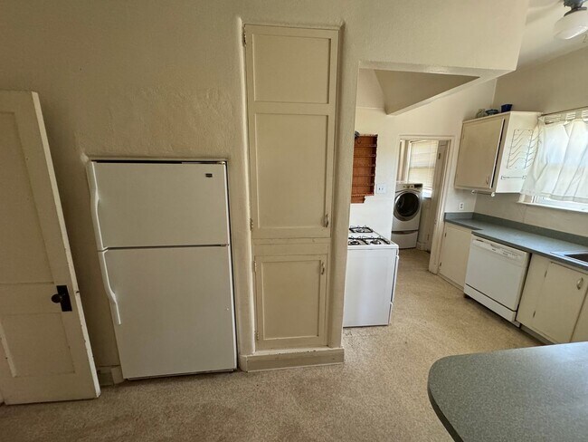Building Photo - 4 Br, 2 Ba with kitchen appliances and bas...