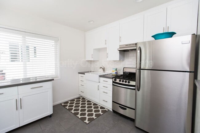 Building Photo - 713 Venice Ct.