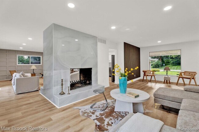 Building Photo - 7011 White Pine Dr