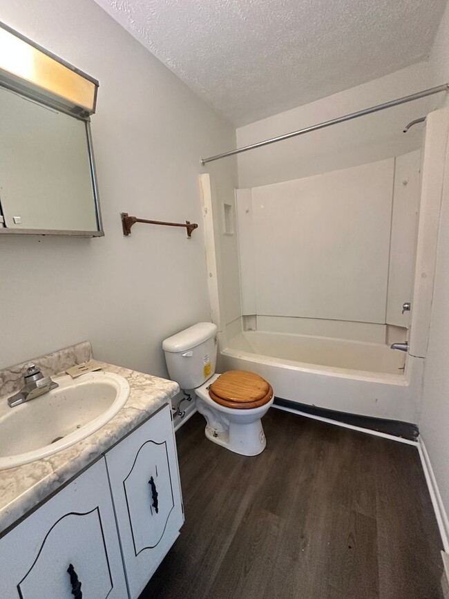 Building Photo - Apartment for Rent in Broadway