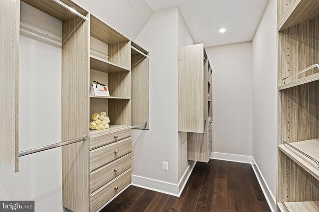 Building Photo - 9615 Locust Hill Dr