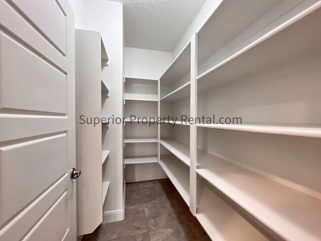 Building Photo - 4 bed, 2.5 bath home w/2 car garage