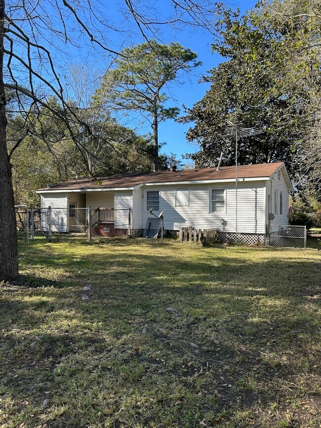 Building Photo - 2501 Robin Hood Dr