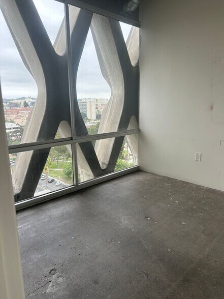 Building Photo - 2404 Wilshire Blvd