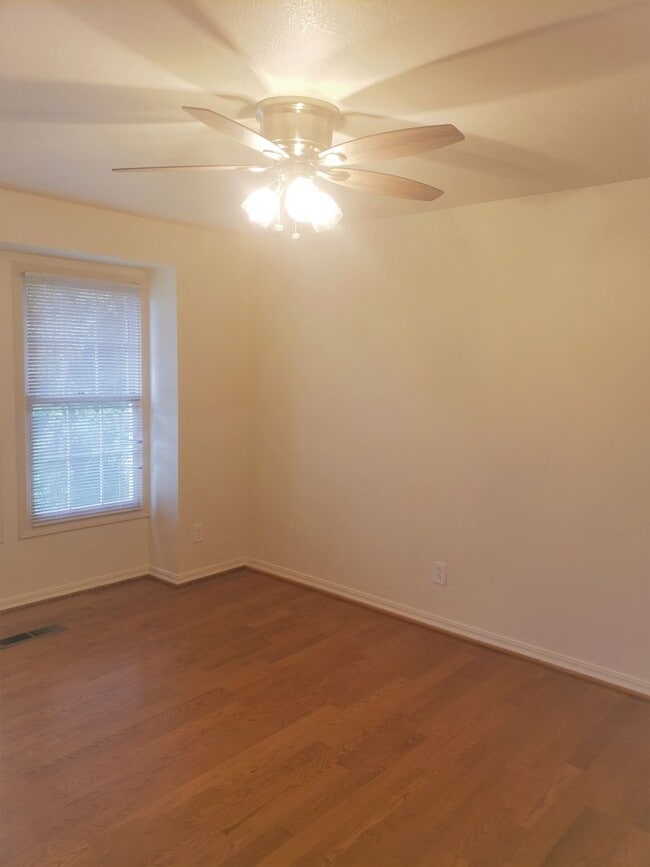 Building Photo - 4 bedroom 2 1/2 bath home in Sunset Oaks