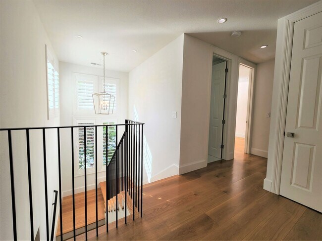 Building Photo - Updated Home Available in Downtown Palo Alto available first week of September!