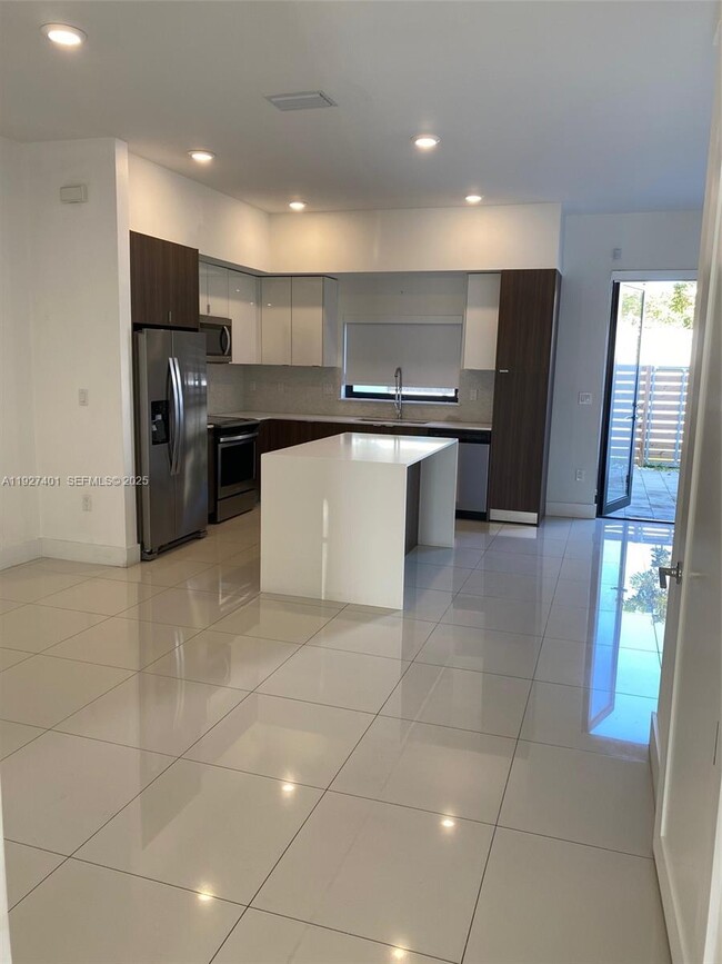 Building Photo - 10429 SW 118th Ave