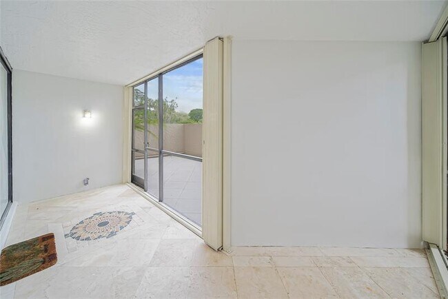 Building Photo - 16300 Golf Club Rd