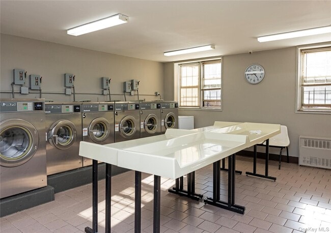 Building Photo - 84-39 153rd Ave