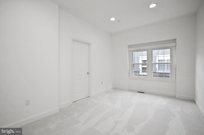 Building Photo - 4910 Montgomery Ln