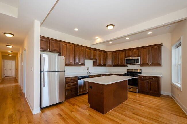 Primary Photo - 7602 N Eastlake Terrace