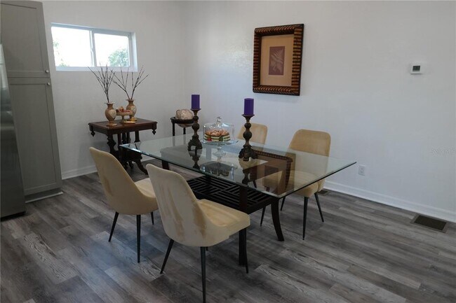 Building Photo - 1025 7th St S