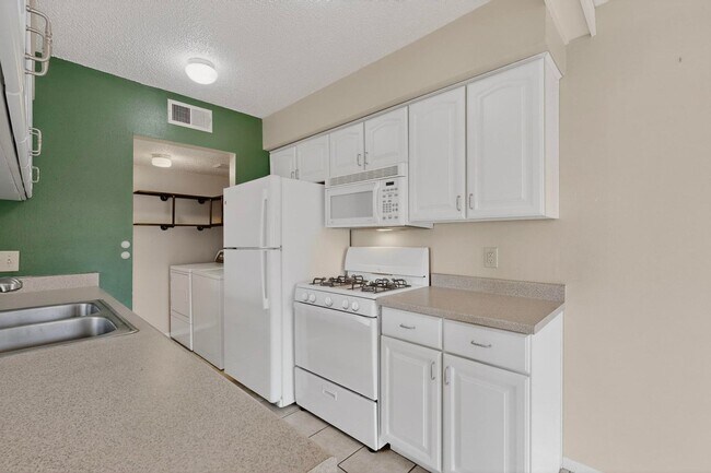 Building Photo - NE Affordable 2/BD 1/BA 1/CG 2nd Story NE Condo