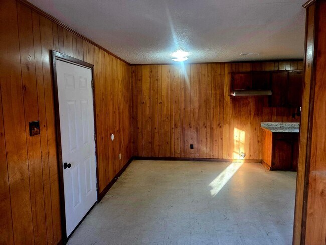 Building Photo - 187 Land Ave