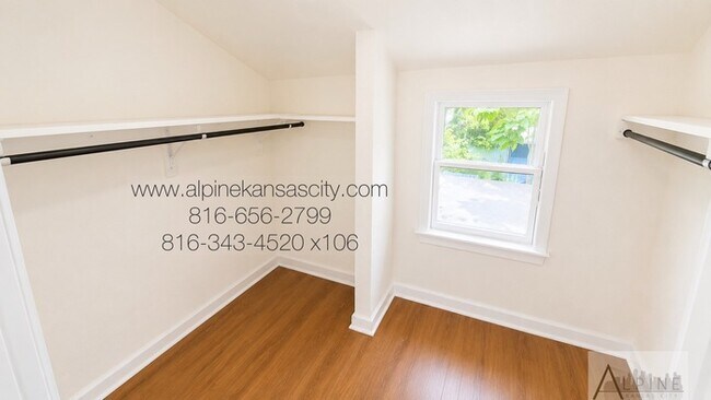 Building Photo - Spacious Home in Oak Park SW