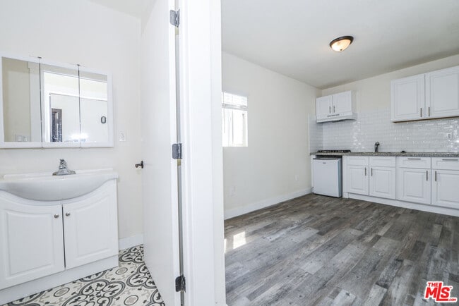 Building Photo - 520 W 82nd St