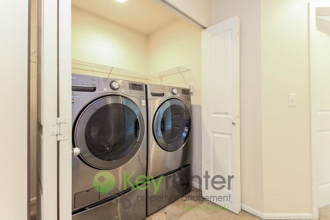 Building Photo - **Rent Incentive** Premier 3-Bed Home in a Coveted Seattle Community