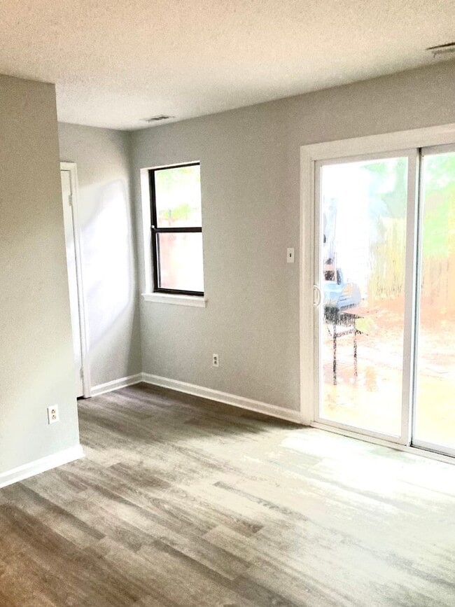 Building Photo - Charming Townhouse in Virginia Beach - All...