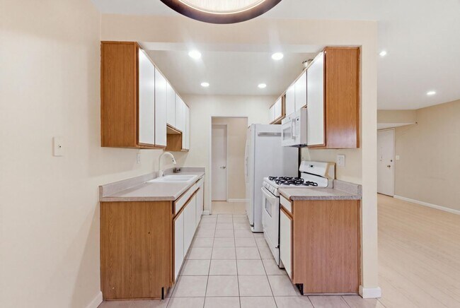 Building Photo - 965 S Idaho St