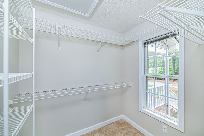 Building Photo - 10 Hampshire Ln