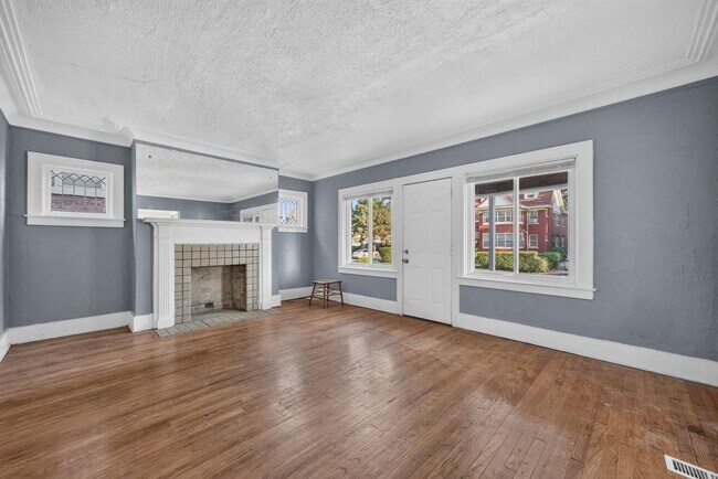 Building Photo - 2025 Calvert Ave