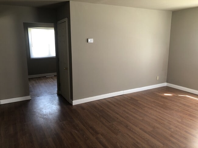 Building Photo - HUGE 3 BEDROOM AND ATTACHED 2 CAR GARAGE