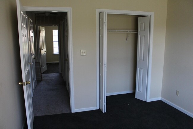 Building Photo - 2806 Stonewater Dr
