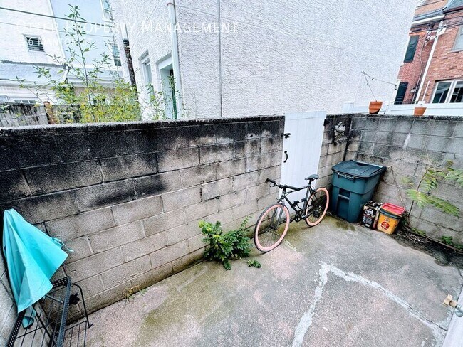 Building Photo - 126 Manton St