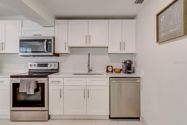 Building Photo - 8541 Briar Grove Cir