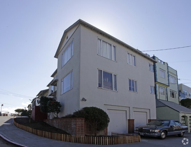 Building Photo - 500 Merritt Ave