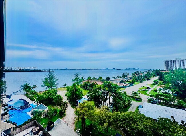 Building Photo - 11113 Biscayne Blvd